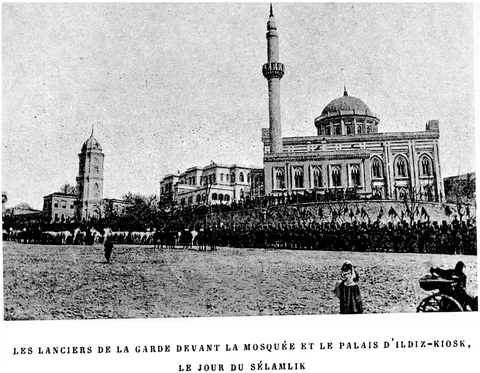 Les lanciers de la garde devant la mosquée et le palais d'Ildiz-Kiosk, le jour du Sélamlik