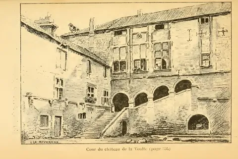 Cour du château de la Voulte (page 334).